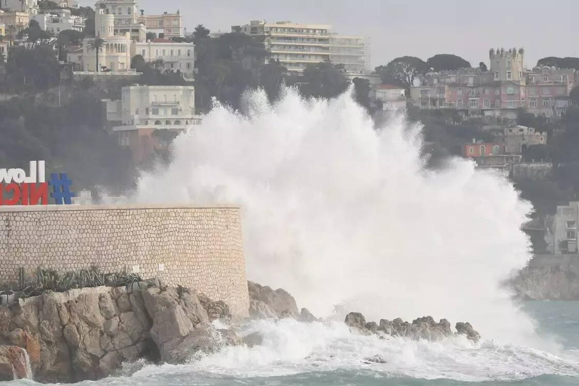 Les Alpes-Maritimes placées en vigilance jaune vagues-submersion : voici la météo qui vous attend ce samedi