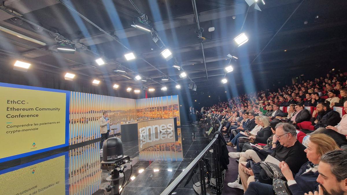 Ils étaient 400 au Palais des Festivals, les commerçants de Cannes misent  sur la cryptomonnaie