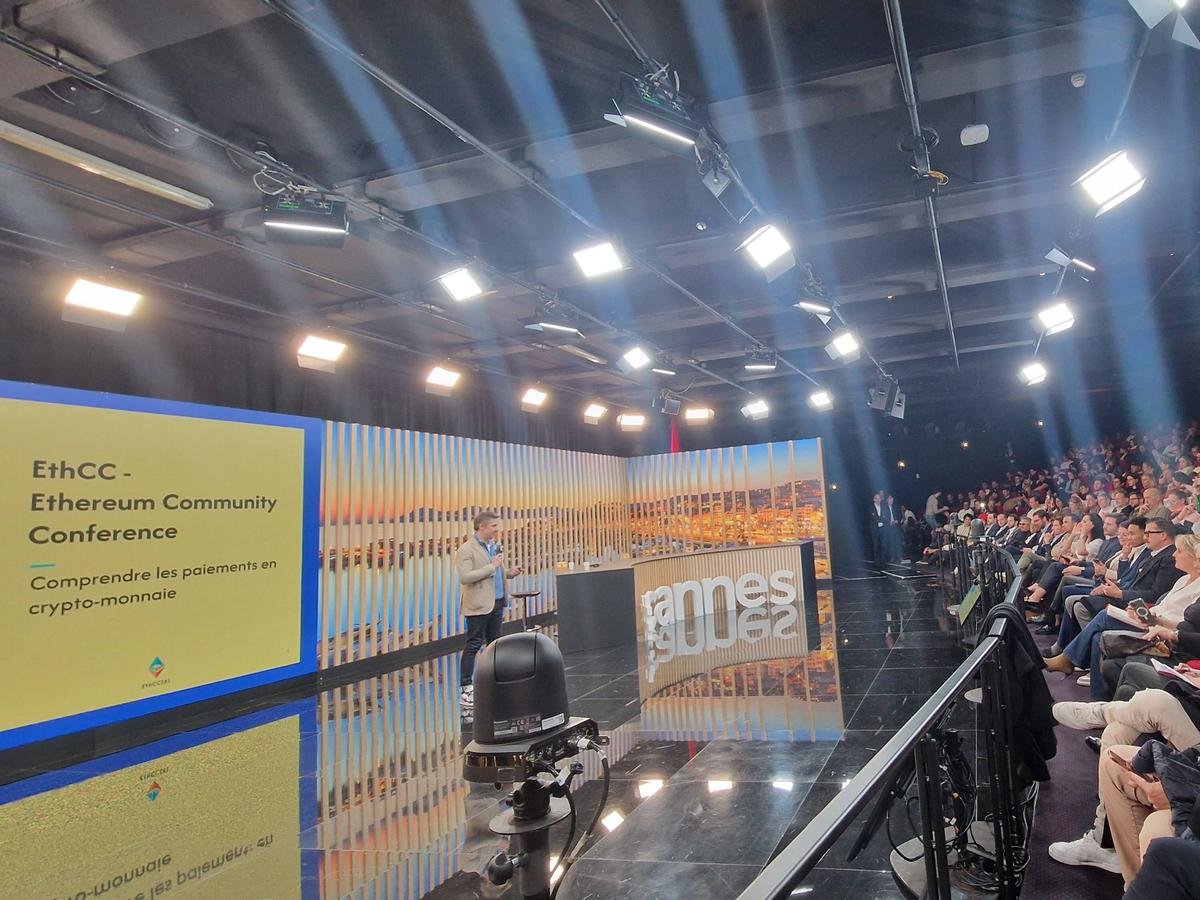 Ils étaient 400 au Palais des Festivals, les commerçants de Cannes misent  sur la cryptomonnaie