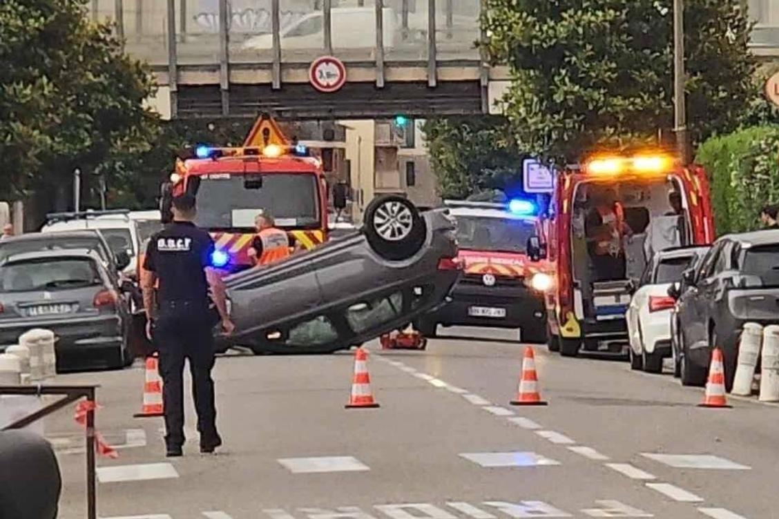 Accident spectaculaire à Saint-Laurent-du-Var ce samedi, une voiture finit sur le toit et fait deux blessés