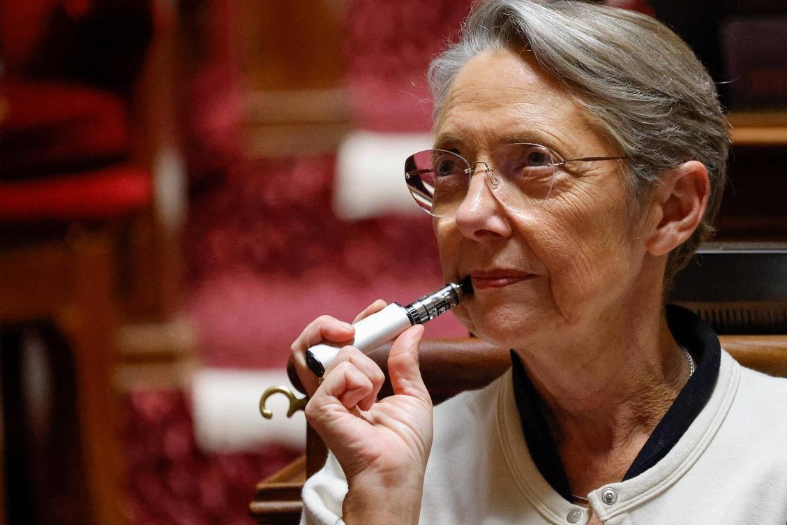 La Première ministre Élisabeth Borne vapote sa cigarette électronique à  l'Assemblée et se fait critiquer