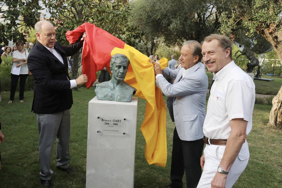 Le prince Albert II dévoile le buste de l'écrivain Romain Gary pour le ...