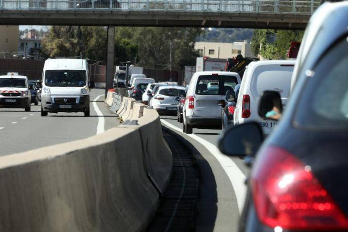 Accident poids lourd-voiture sur l'A8 près de Cannes : circulation fortement perturbée
