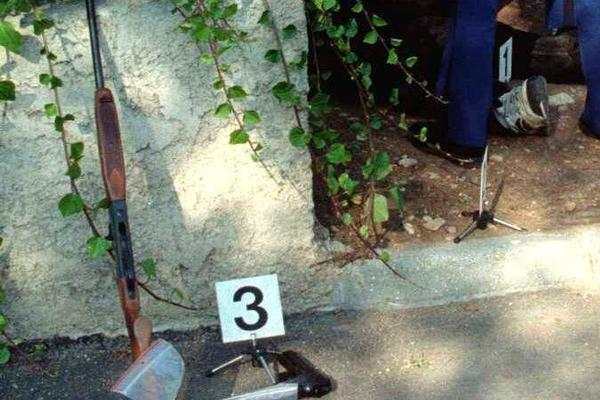 L'arme des crimes, le 22 long rifle, au pied du meurtrier.