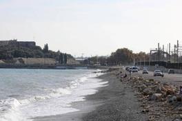 La route du bord de mer coupée dans les deux sens de circulation. 
