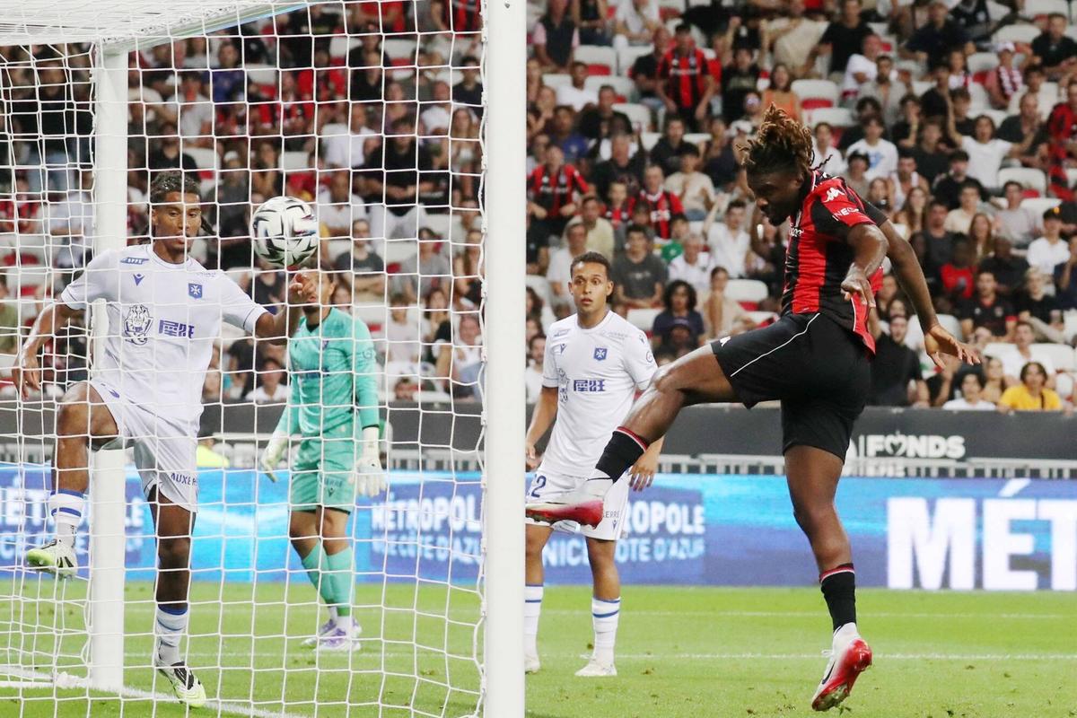 L'OGC Nice lance enfin sa saison et s'impose à domicile face à Auxerre (3-1)
