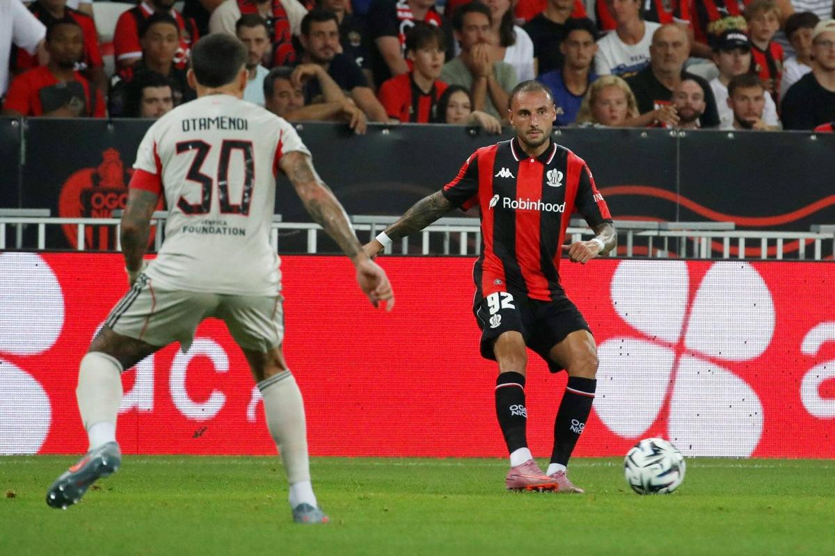 "Quel message aurait-on envoyé si on l'avait perdu?": garder Jonathan Clauss, le signal fort du mercato de l'OGC Nice selon Florian Maurice