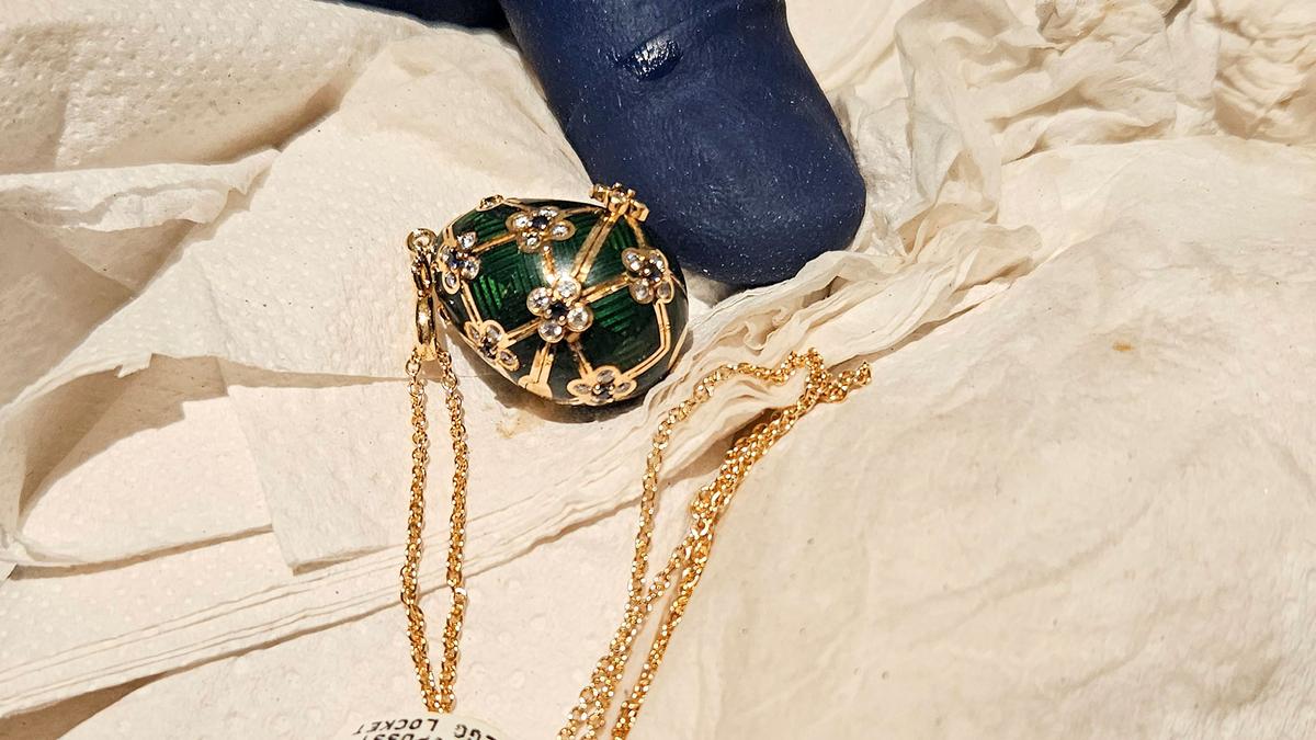 Collier Oeuf Pendentif Fabergé style/ Egg Faberge/ collier