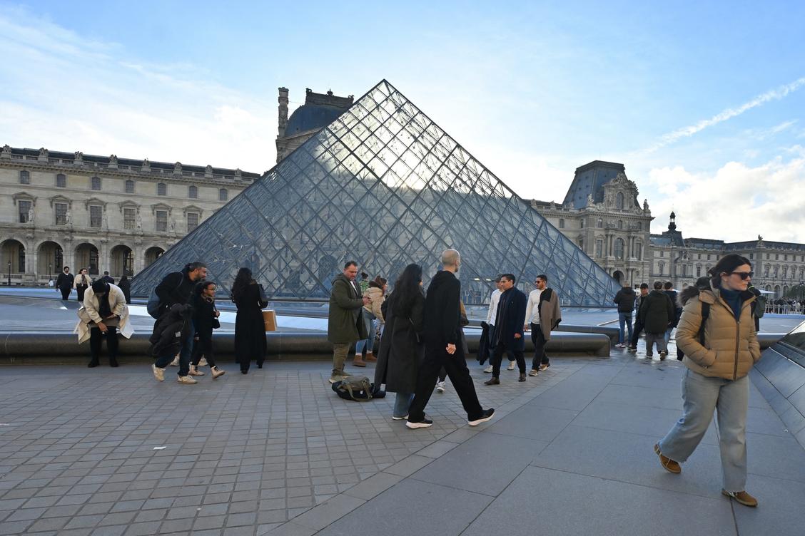 Casse du Louvre : les voleurs auraient pu être arrêtés « à 30 secondes près » selon l’enquête administrative