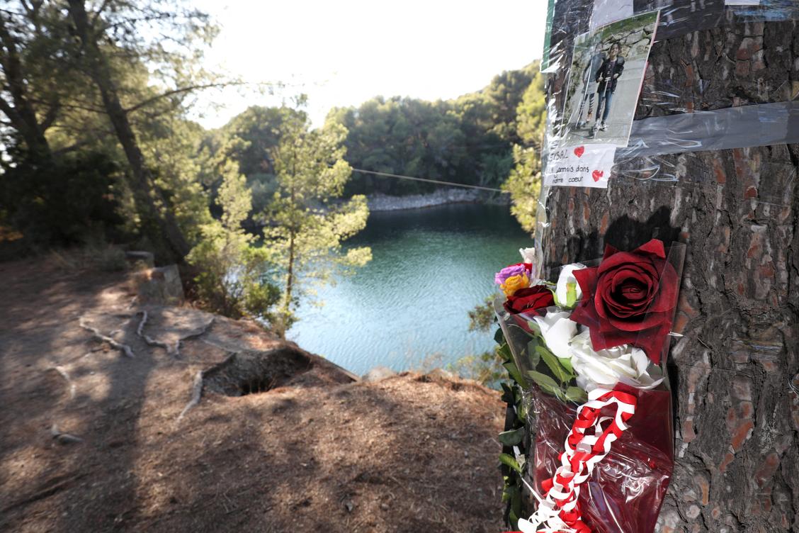 Des policiers sauvent une femme qui tentait de se suicider en précipitant sa voiture depuis la falaise du lac du Dramont, à Saint-Raphaël