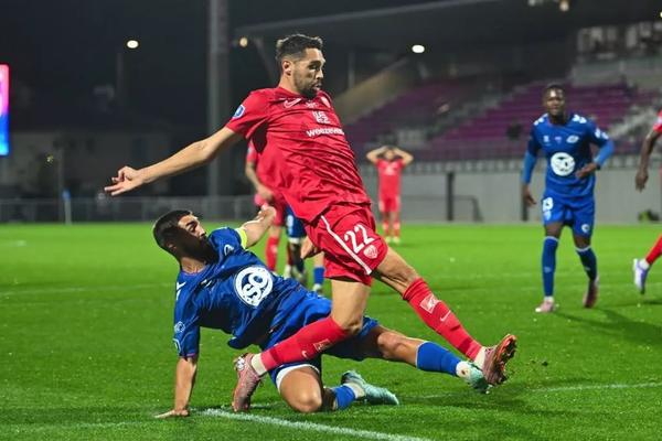 Le buteur est deuxième de National avec Dijon, à deux points de Rouen, le leader. Troisième et barragiste, Orléans est à quatre longueurs.