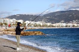 La pêche de loisirs sera notamment interdite sur une partie de la promenade des Anglais. Photo Justine Meddah 