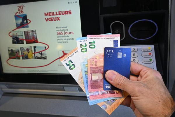 À partir du 1er janvier 2026, le salaire minimum (Smic) sera revalorisé de 1,18 % soir 17 euros net. 