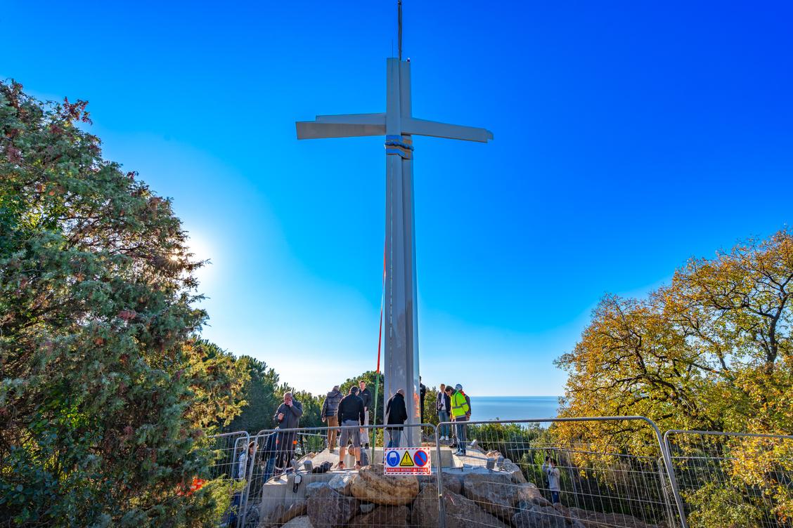 Tout ce qu&rsquo;il faut savoir sur la nouvelle croix de la Croix-de-Gardes pos&eacute;e apr&egrave;s deux ans d&rsquo;attente &agrave; Cannes