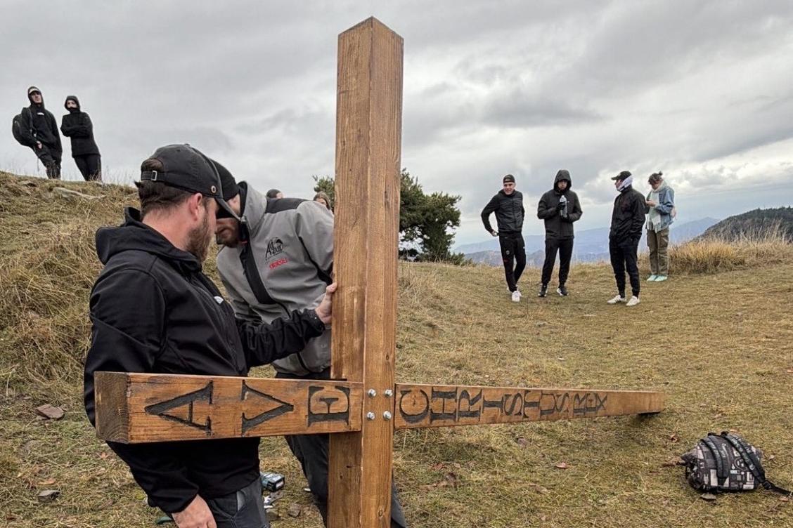 La croix chr&eacute;tienne g&eacute;ante du groupe d&rsquo;ultra-droite &laquo; Ainsi_soit_il 06 &raquo; toujours hiss&eacute;e sur la cime de Pe&iuml;ra-Cava