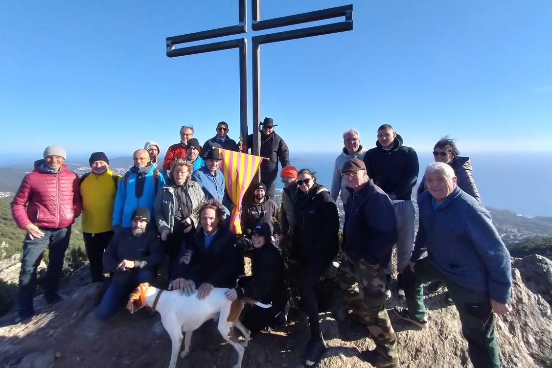 Elle culmine &agrave; 490 m&egrave;tres de haut, p&egrave;se 200 kg... La croix des Bassetes tr&ocirc;ne de nouveau tel un bon pr&eacute;sage &agrave; Cavalaire