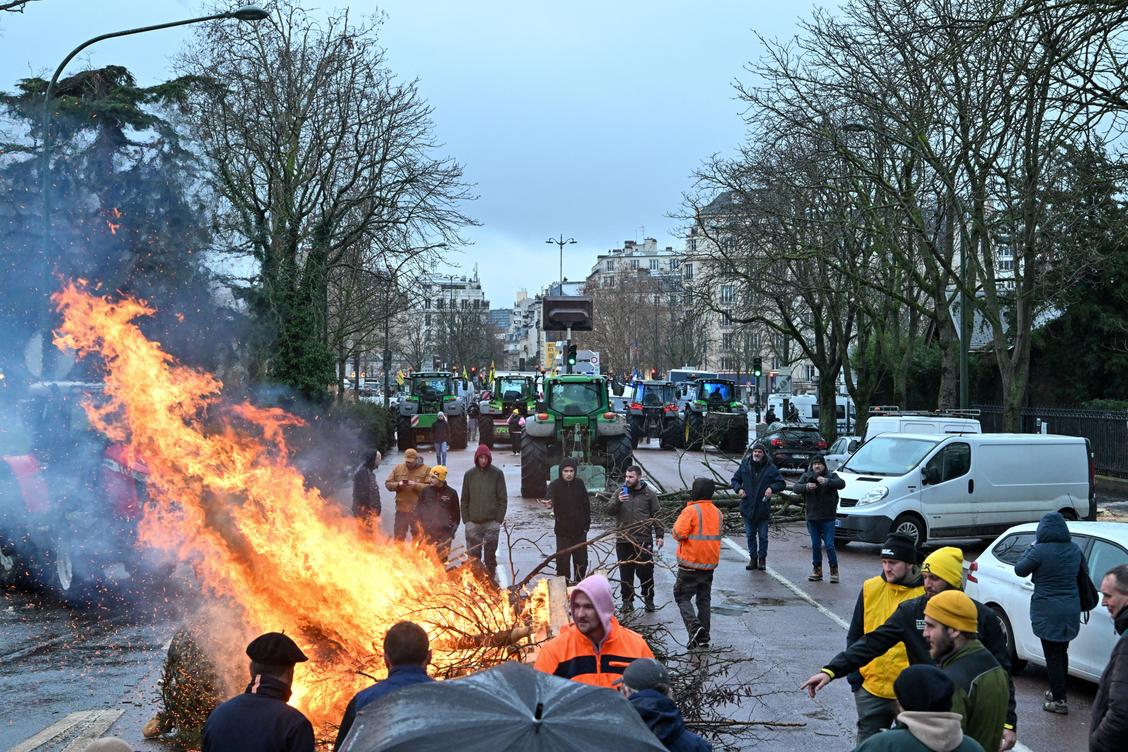 Blocages et opérations escargot, appel à rassemblement contre le Mercosur... Le monde agricole français ne décolère pas avant le vote à Bruxelles