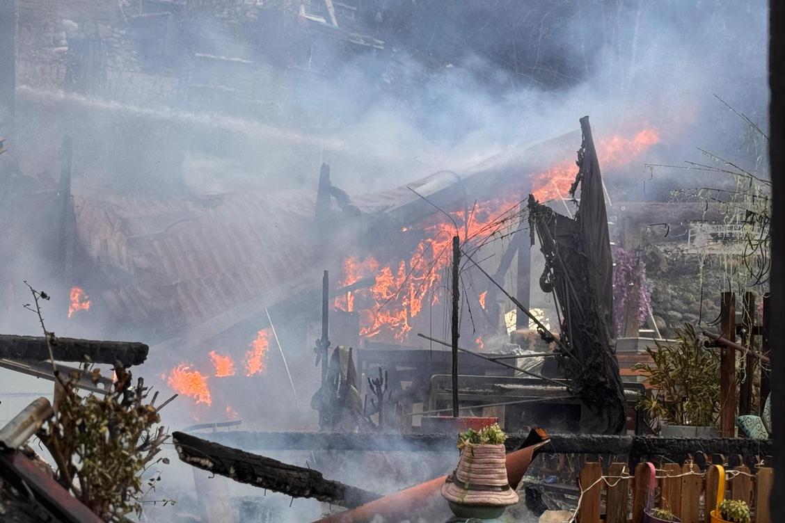 Les images du spectaculaire incendie qui a ravagé un chalet près de Nice, ce vendredi matin