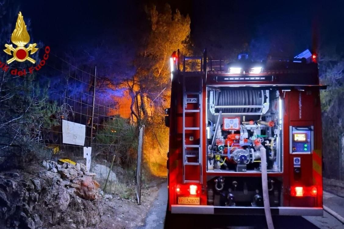 Une construction de fortune et une roulotte détruites par les flammes à la frontière italienne, d’importants moyens mobilisés ce jeudi soir