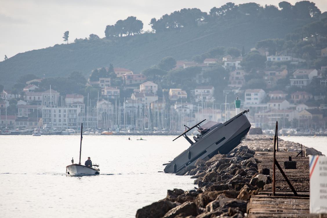« Une erreur de navigation » : un petit bateau s’encastre dans la grande jetée en rade de Toulon