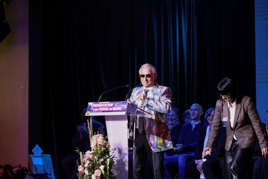 DJ set ou vœux à la population ? Le maire Christian Simon fait le show à La Crau