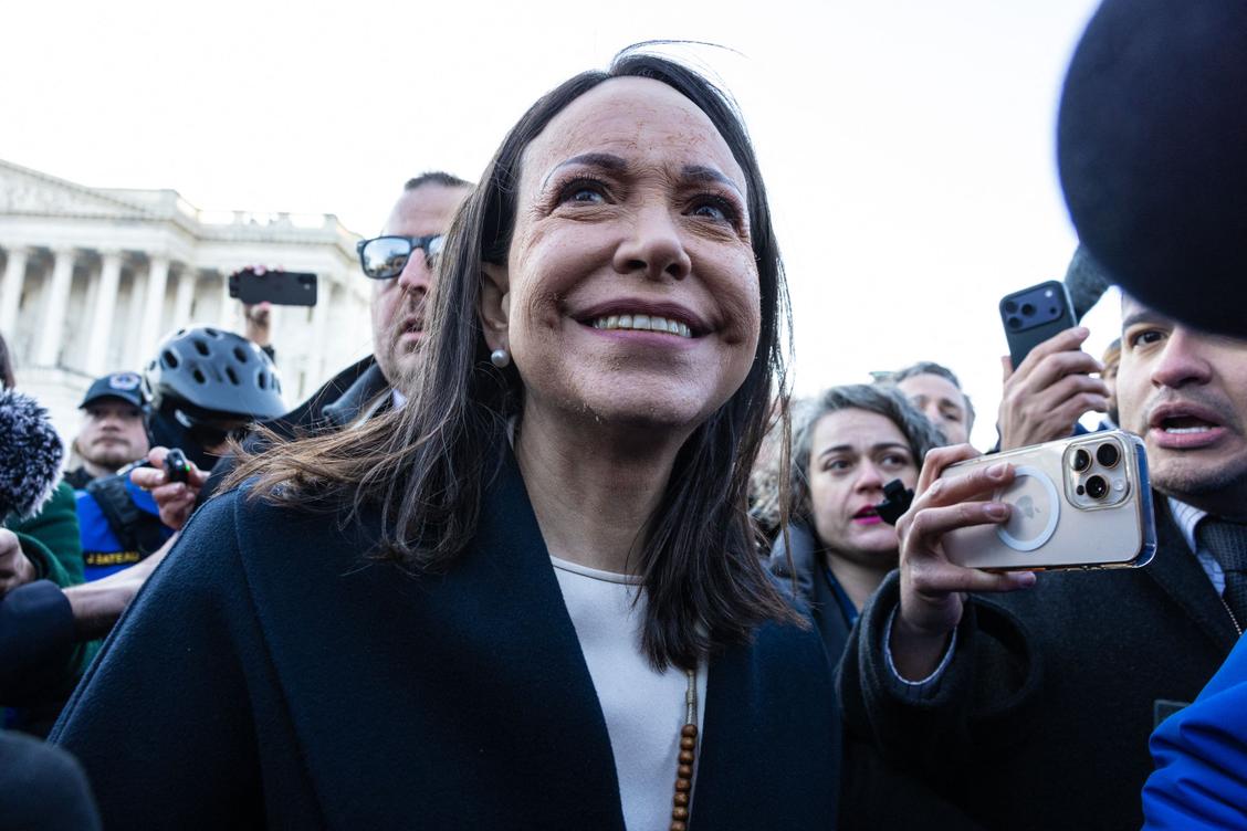 L’opposante vénézuélienne Maria Corina Machado offre la médaille de son prix Nobel de la paix à Donald Trump après la capture de Nicolas Maduro