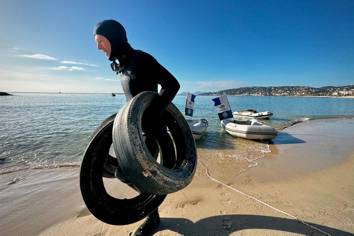 « Une goutte d’eau dans un océan d’ordures, mais c’est toujours ça en moins » : une association de plongeurs retire des centaines de kilos de pneus des fonds marins à Juan-les-Pins