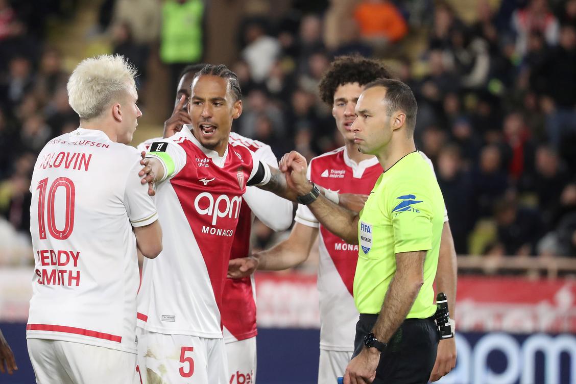 Fautes techniques, manque de coffre, déficit de communication... Pourquoi l’AS Monaco est autant sanctionnée par les arbitres cette saison en Ligue 1 ?