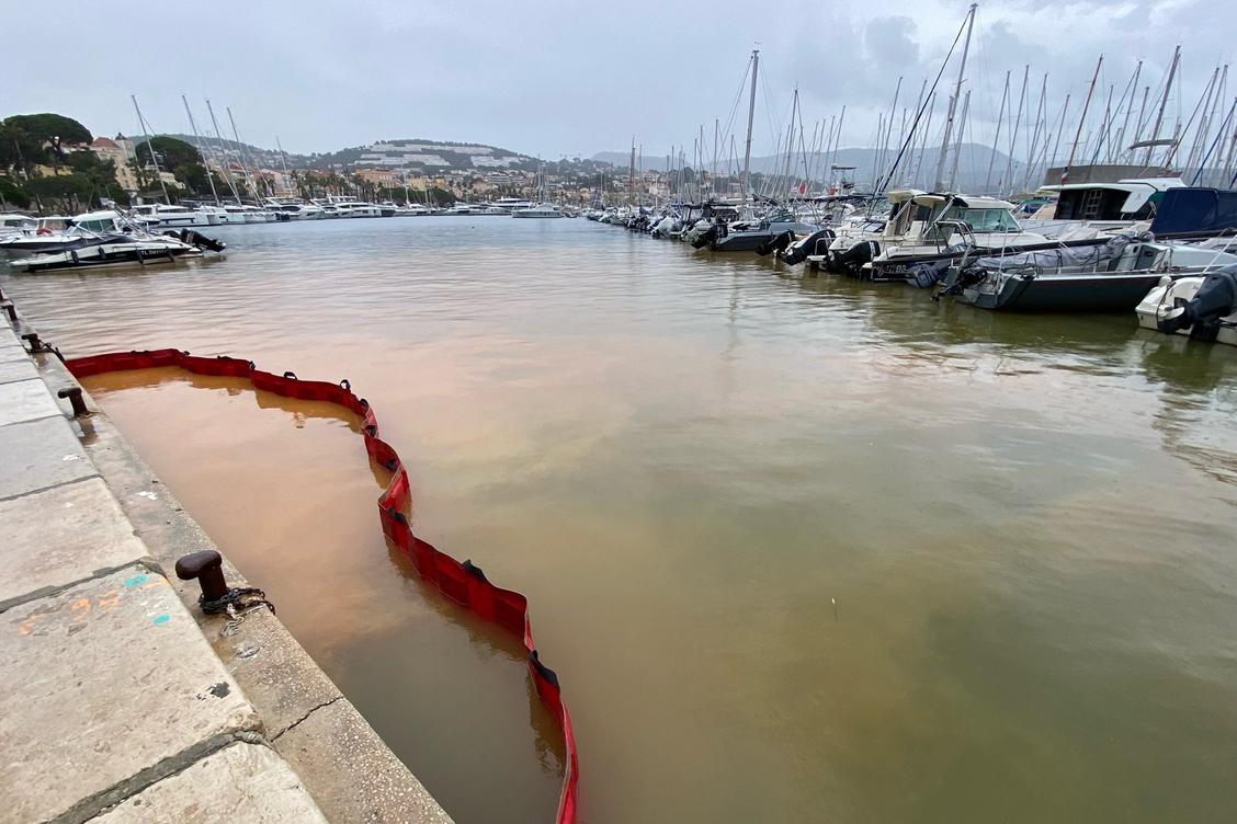 Une pollution en cours dans les eaux du port de Bandol
