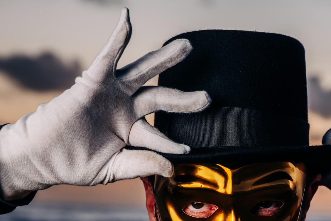 Le masque et les platines : pourquoi ces DJs mixent incognito