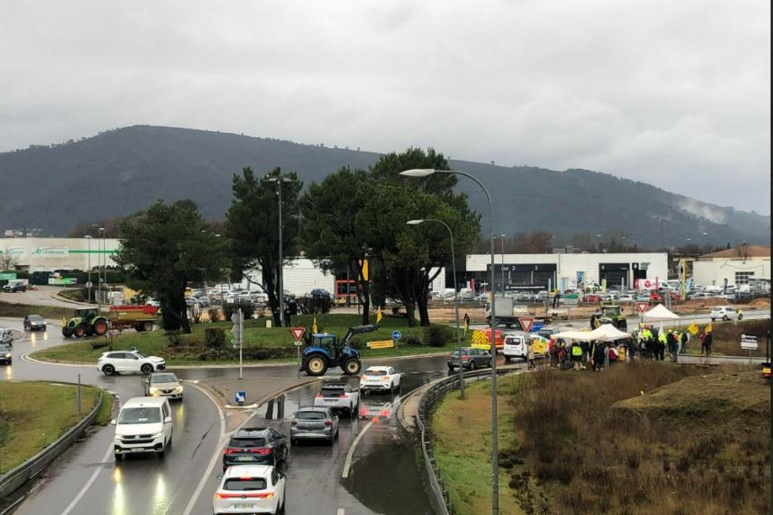 Les paysans installent un barrage filtrant à l’entrée de Brignoles « pour maintenir la pression »