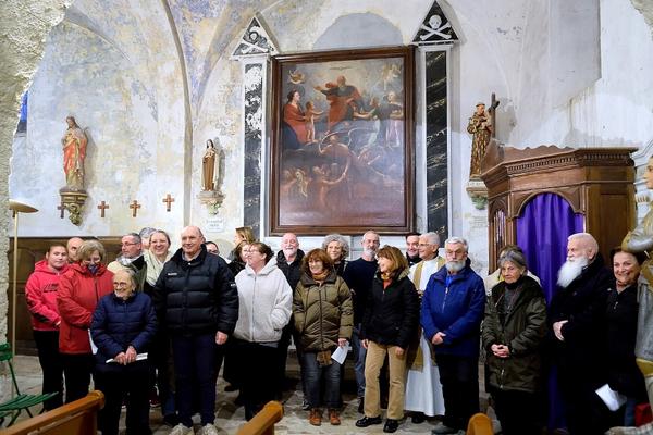 Les Coursegoulois ont pu découvrir le tableau restauré et réinstallé dans l’église. Photo A. B. 