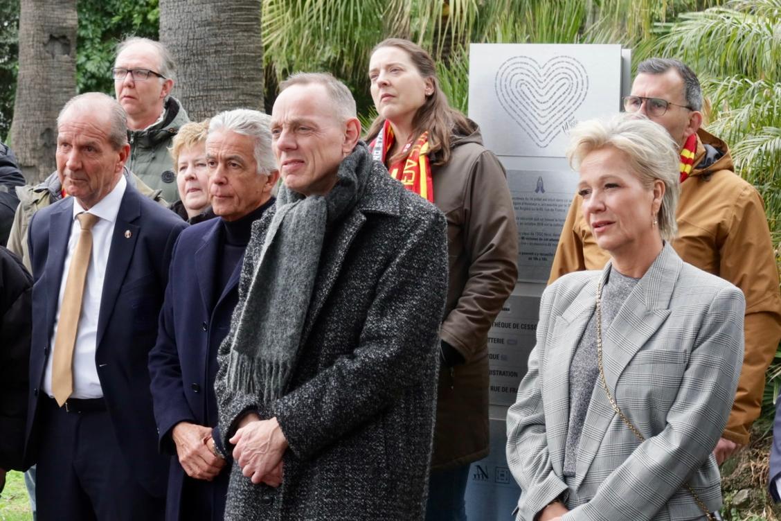 Les supporters néerlandais de Go Ahead Eagles rendent hommage aux victimes de l’attentat de la Promenade des Anglais avant le match contre l’OGC Nice