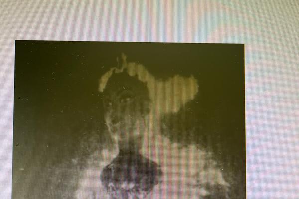 En 1967, la reine périt brûlée. 