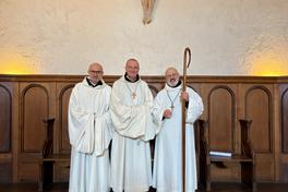 De gauche à droite : le père abbé démissionnaire Vladimir Gaudrat, le père abbé nouvellement élu Jean-Marie Gervais, et le père Mauro Giuseppe Lepori, abbé général de l’ordre de Citeaux. Photo abbaye de Lérins