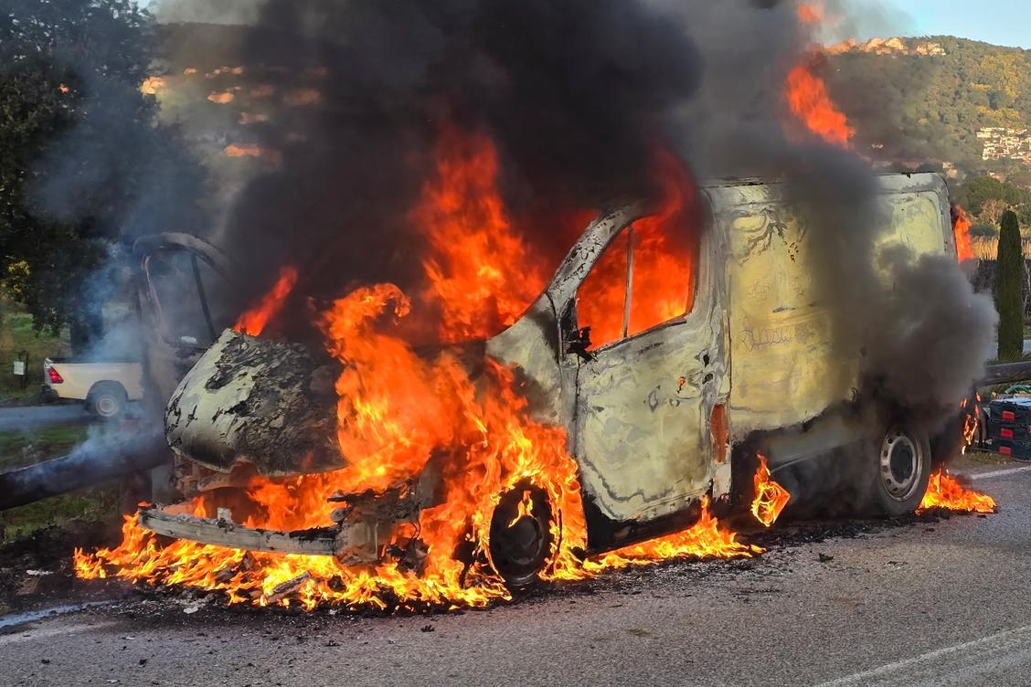 Il sent une forte odeur de plastique, sa voiture prend feu d&egrave;s qu&rsquo;il se gare sur le bord de la route &agrave; La Croix-Valmer